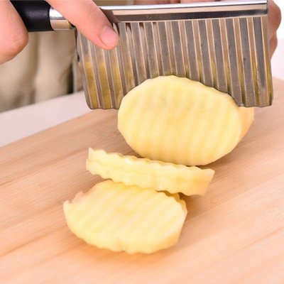 Erityinen veitsi urattujen perunoiden ja vihannesten leikkaamiseen